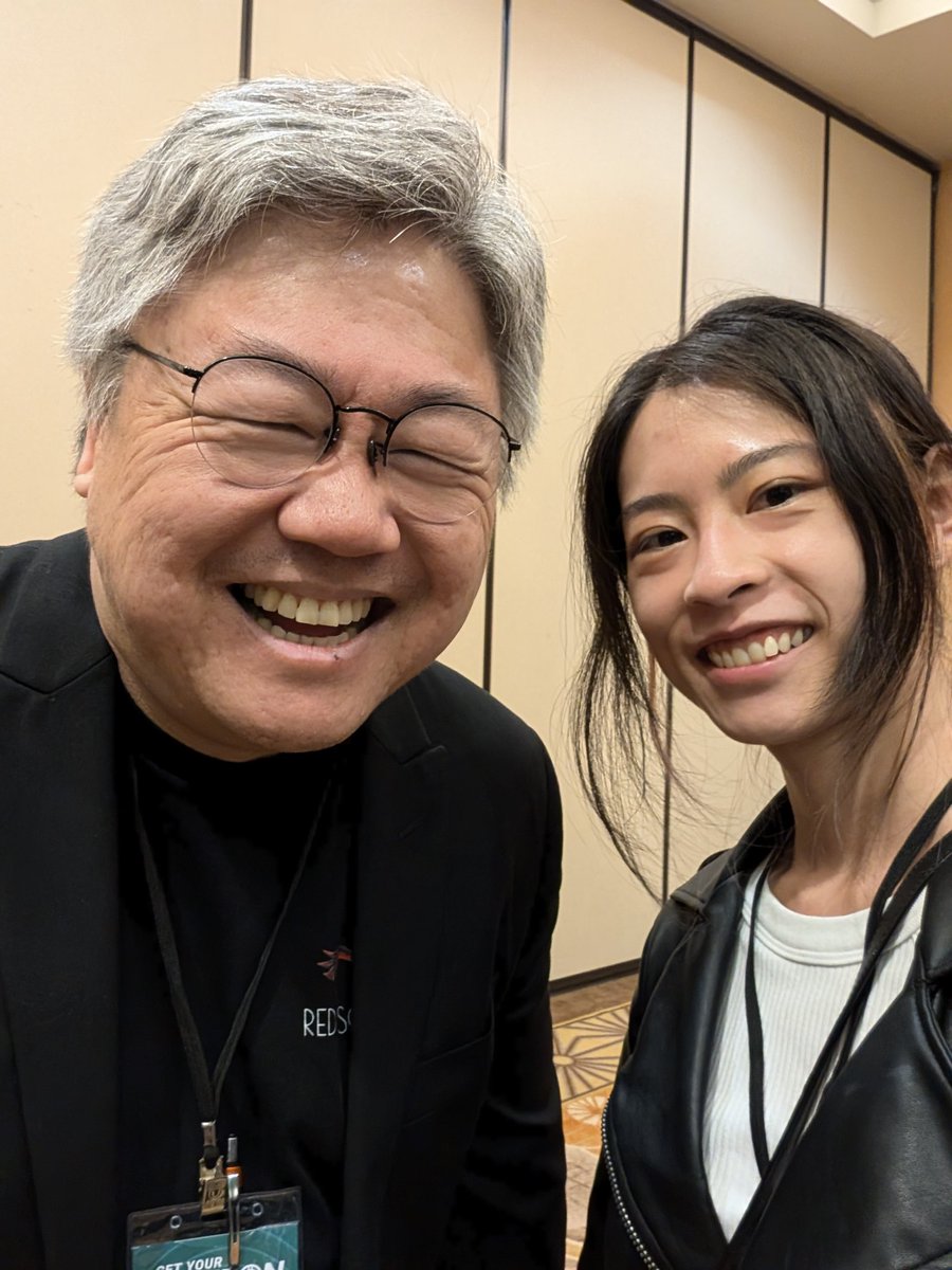 Look who I found at #GYGOLA24 !
It's the illustrious <a href="/JuneYoon_/">June Yoon | 윤준</a> 🎉
Nice to finally see you in person!