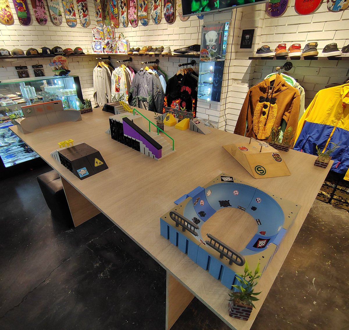 openstore789's tweet photo. Hey !!!    y si vienes, conoces y juegas en este nuevo espacio ? 

Ánimate que este nuevo "fingerboard skatepark" de TECH DECK  te está esperando !!
Centro comercial El Diamante - local 3685 https://t.co/11SIaSUH0k