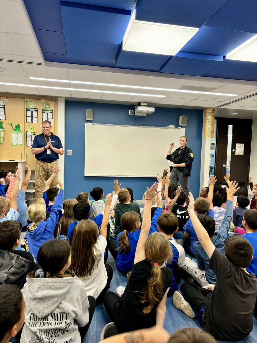eochoaedu's tweet photo. Third grade got a special visit from the @VernonHillsPD to learn about the community and community safety!🚔🏫 #communitysafety #ENgage @ElemNorthD73 @District_73 https://t.co/xgDVfQuTov