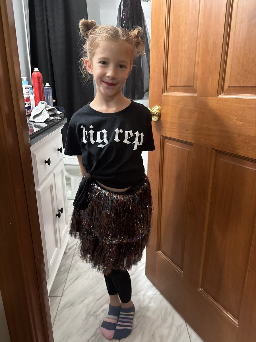 cassi_cloann's tweet photo. Me and this cutie are on our way down to Indy with no tickets! We have dad back at home watching for the queue to open! 🫶🤞🏻🤞🏻🤞🏻🤞🏻  

#IndyTSTheErasTour #TheErasTour https://t.co/OwQ3opCyCA