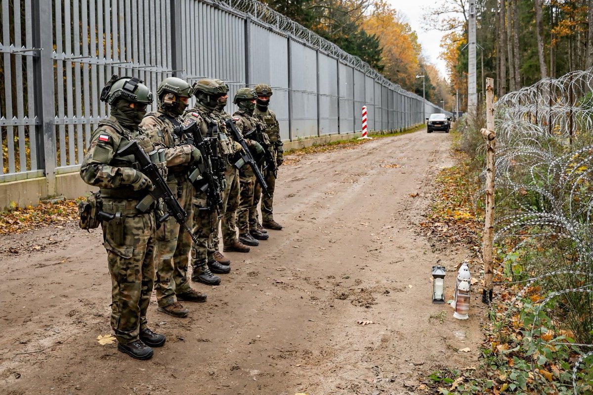 visegrad24's tweet photo. Polish soldiers pay tribute to Mateusz Sitek, a Polish border guard who was killed on the Belarus-Poland border by a would be illegal border. 🇵🇱 https://t.co/3zTXCCFTSq