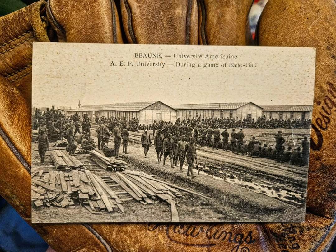 GaetanAlibert's tweet photo. Carte postale française, datant de 1919, sur l'université des Forces Expéditionaires Américaines de Beaune montrant un match de baseball. Au premier plan, on y voit 6 soldats afro-américains dont l'un tient une batte. https://t.co/3G14gDClQ9