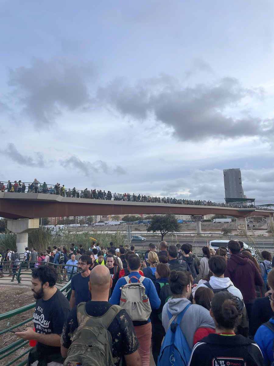 Mis calles. Mi pueblo. Mi gente. Esto es desolador. Y estamos solos. Abandonados por las instituciones. Necesitamos mucha ayuda logística, alimentos, productos de limpieza, grúas, tractores, atención sanitaria. #Alfafar #DANA #Valencia