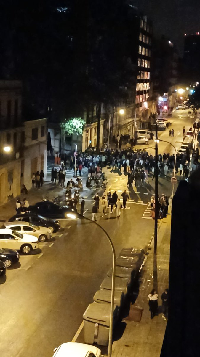 Mentrestant, l’oci nocturn es fregava les mans amb el negoci, el veïnat patia d’insomni per culpa dels brètols que no saben de civisme i de les conseqüències que el seu comportament provoca. Cal que en nits especials els locals adoptin mesures especials de protecció pel veïnat.