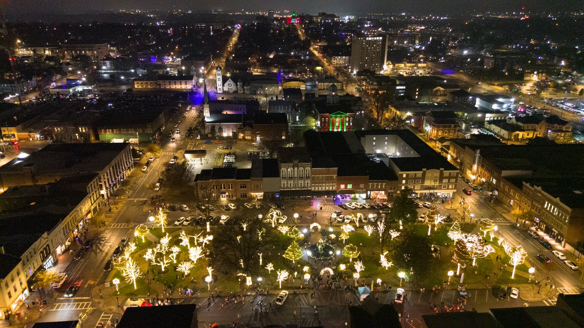 Light Up BGKY (@lightupbgky) on Twitter photo ⛄️❄️ Holiday open houses are coming Fri, Dec 6. The <a href="/WarrenCountyGov/">Warren County, KY Government</a> Courthouse will have holiday treats set up 2-4pm, and <a href="/CityofBGKY/">Bowling Green KY</a> City Hall will be open 3:30-5pm giving away ornaments, 2025 calendars, and more. Visit our calendar: lightupbgky.org ⛄️❄️ Holiday open houses are coming Fri, Dec 6. The <a href="/WarrenCountyGov/">Warren County, KY Government</a> Courthouse will have holiday treats set up 2-4pm, and <a href="/CityofBGKY/">Bowling Green KY</a> City Hall will be open 3:30-5pm giving away ornaments, 2025 calendars, and more. Visit our calendar: lightupbgky.org