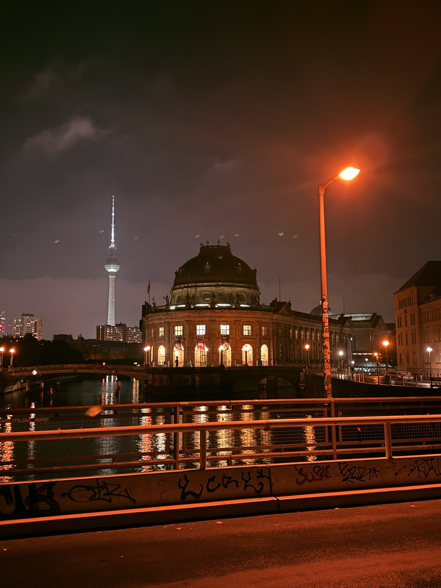 echoesofberlin's tweet photo. Lost in the warm glow of Berlin nights, where history and city lights meet over quiet waters. ✨ 

#berlin #germany #deutschland #berlincity #berlinstagram #berlinlove #berlinstyle #berlinart https://t.co/bvhWHfuc0x