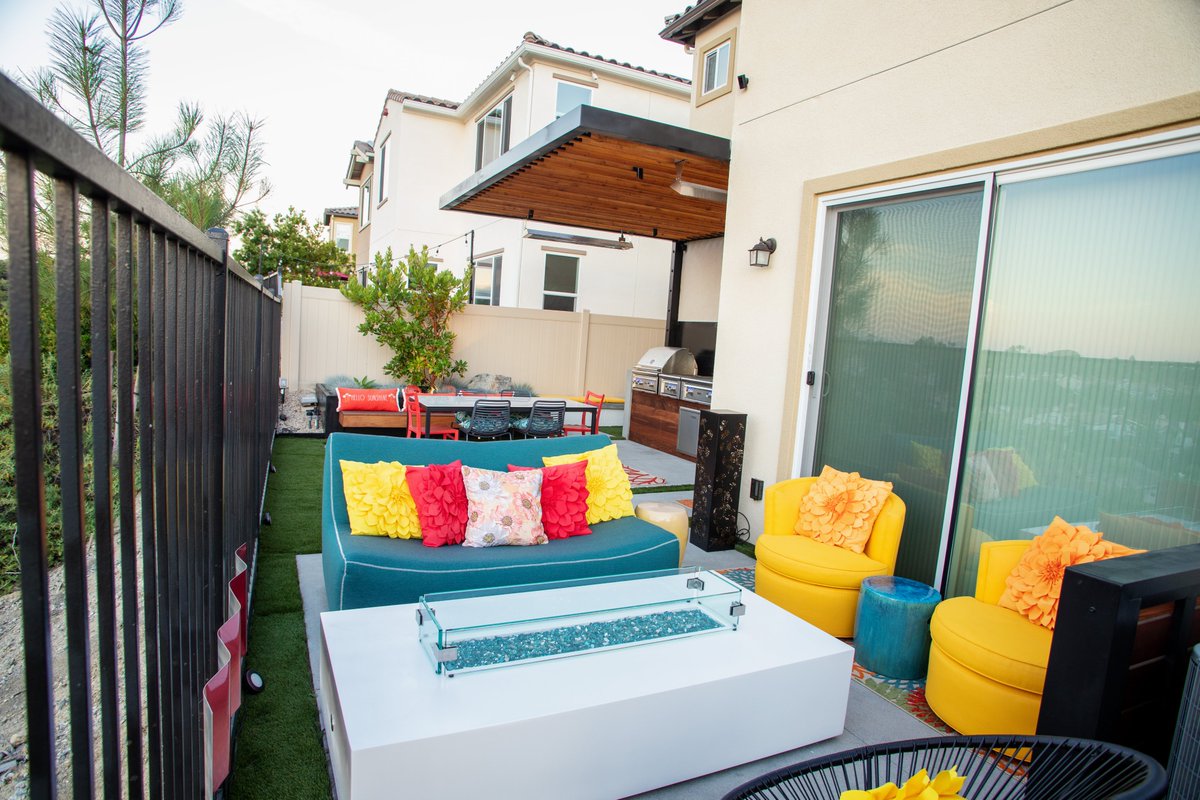 lux_landscape's tweet image. Bringing the indoors out! 🛋️🍃 Bright pillows, cozy seating, and a fire pit for the perfect evening retreat 🌅🔥 #OutdoorDecor #PatioDecor #FirePitFun #BackyardBliss #DesignInspo #RelaxAndUnwind