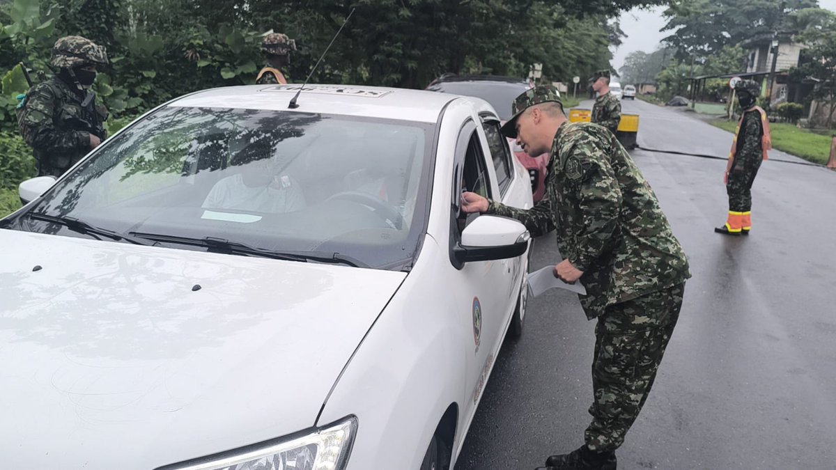 FuerzaFtc's tweet photo. El #BASGO53, realizó actividad de entrega de volantes en la via Tumaco - Pasto en #Nariño, con el propósito de fomentar la desmovilización individual de los grupos armados organizados, entregando las líneas telefónicas 147, a las cuales se pueden comunicar. #FUDRA2 https://t.co/z7IcpucZS4