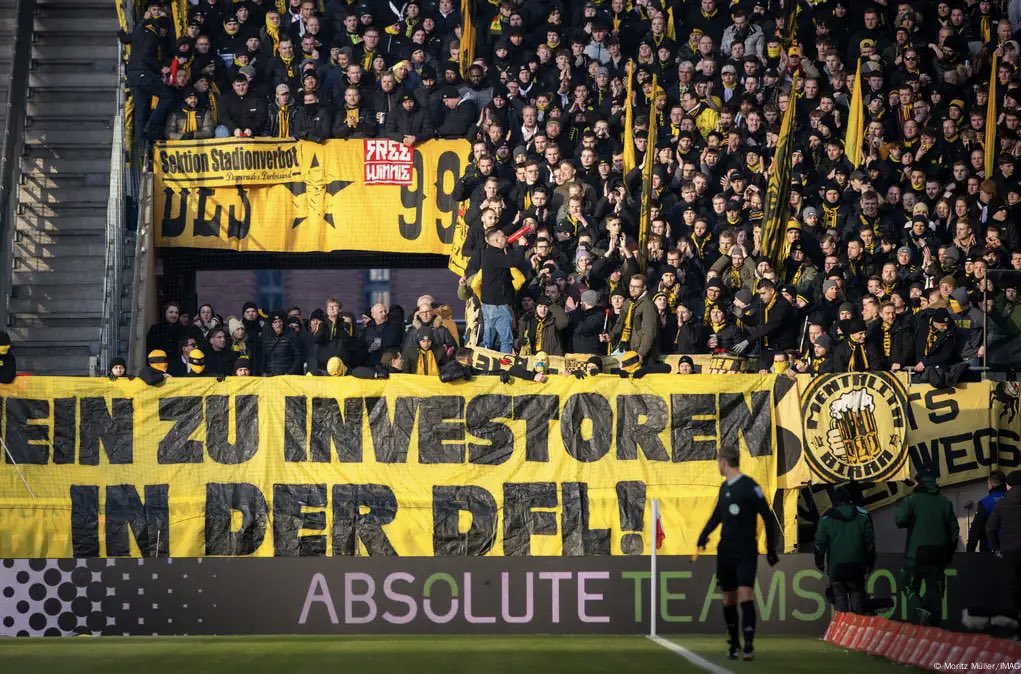 ultras1899_'s tweet image. Borussia Dortmund - 1er novembre 1999, apparition dans la #Südtribüne de Dortmund, du groupe #ultras, historiquement controversé "#Desperados #Dortmund", dont les membres étaient proches ou membres du mouvement d'extrême droite "Autonome Nationalisten".