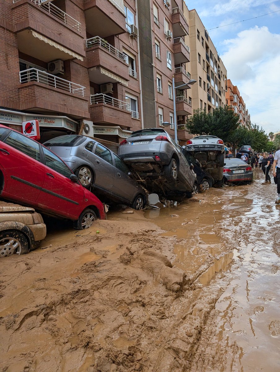 JRequena89's tweet photo. He hecho 12 fotos en Paiporta, si llego a hacer 3000 tendrían todas un factor común: solo veríais al pueblo salvar al pueblo. Ni un policía, ni un Guardia Civil, ningún militar.

Todo está siendo histórico, desde el desastre natural hasta la dejadez política.

DEBEN CAER https://t.co/gWDaWx6O2a