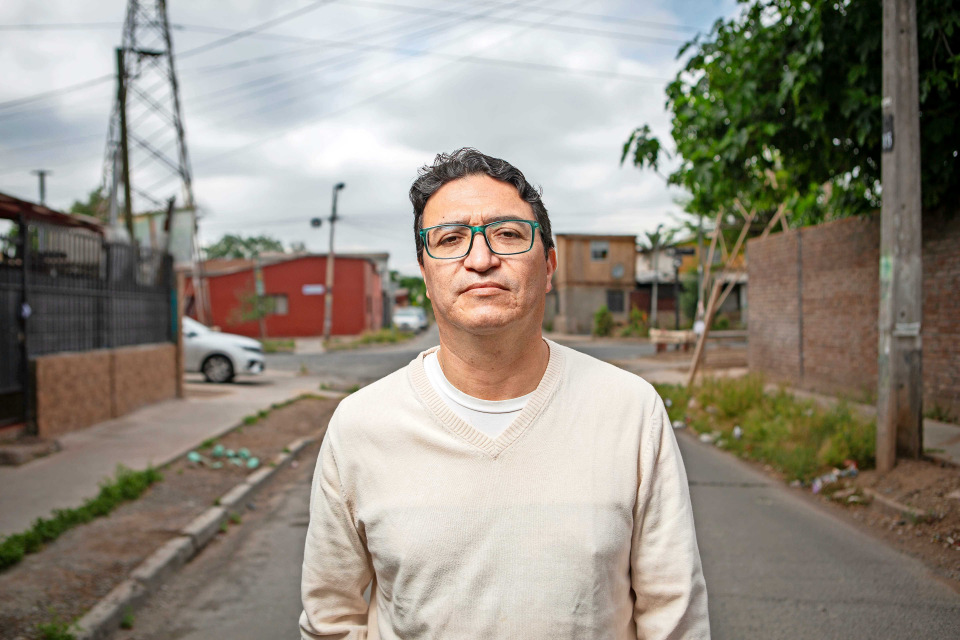 SÁBADO | Profesor que ganó demanda al alumno que lo agredió: “No podemos normalizar la violencia”

A principios de octubre, se conoció el fallo que condenó al estudiante que agredió con golpes de puño y patadas 
al profesor Miguel Niño, una condena inédita en Chile.