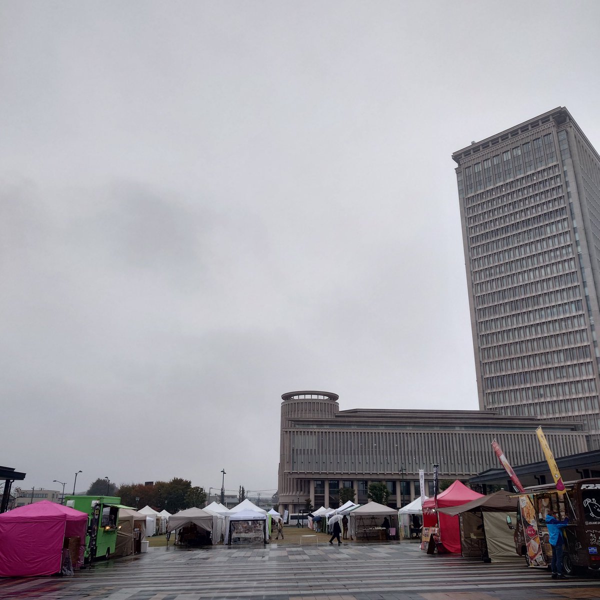 itzeboo's tweet photo. おはようございます☔　
今日、明日は山形駅西口やまぎん県民ホールイベント広場で開催の「まちなかクラフト山形2024 秋」に出展しています🎪
ブースNo.10となります。
#ITZEBOO
#草木染め
#べんがら染め 
#クラフトイベント
#やまぎん県民ホール前広場 
#まちなかクラフト2024秋 
#切腹ピストルズ https://t.co/4qFa36Q59c