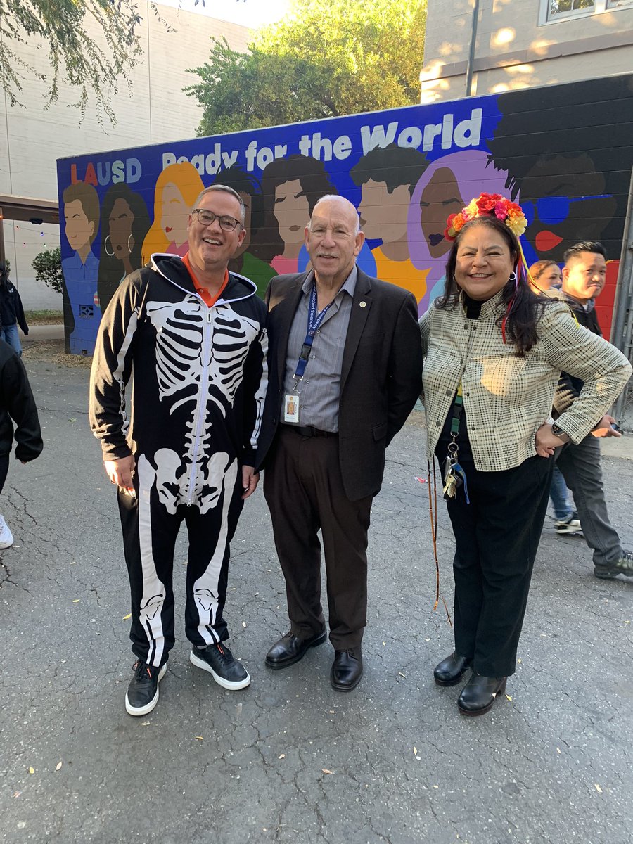Great community event at VNMS for Dia de los Muertos <a href="/LASchoolsNorth/">LAUSD Region North</a> <a href="/MiddleNuys/">Van Nuys Middle School</a>