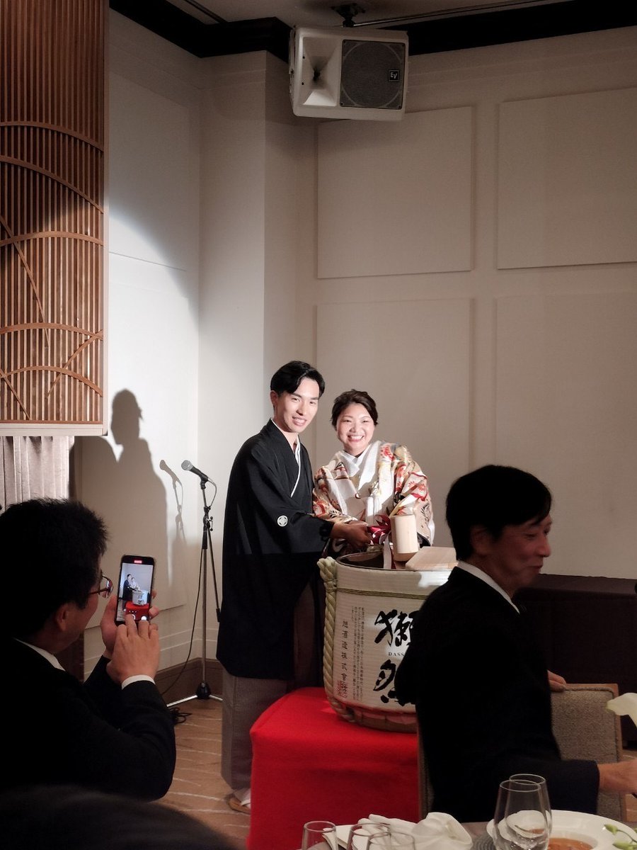 UTokyo_SatoLab's tweet photo. ㊗️中間貴寛 特任助教の結婚式
ゆかりのある山口県のお酒で鏡開き！
丸い酒樽の蓋は円満を意味するおめでたい鏡だそうです
おしあわせに〜

#東大 #分子研 #社会連携講座 #統合分子構造解析 #柏の葉 #FS_CREATION #中間貴寛 https://t.co/0K7n0RI8fN