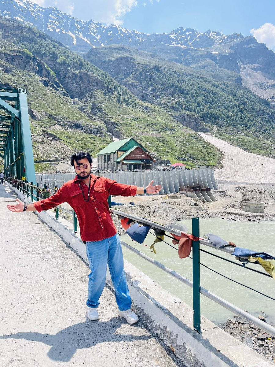 ishaangulati57's tweet photo. Happy Birthday @iamsrk ♥️ 
Yr passion,dedication and charm inspire millions around the 🌎. Thnkyou for the unforgettable performances, the iconic dialogues, and the magic you bring to every role. May this year be filled with love,joy and endless success. #HappyBirthdaySRK #SRKDay https://t.co/uQE5y65Wjd