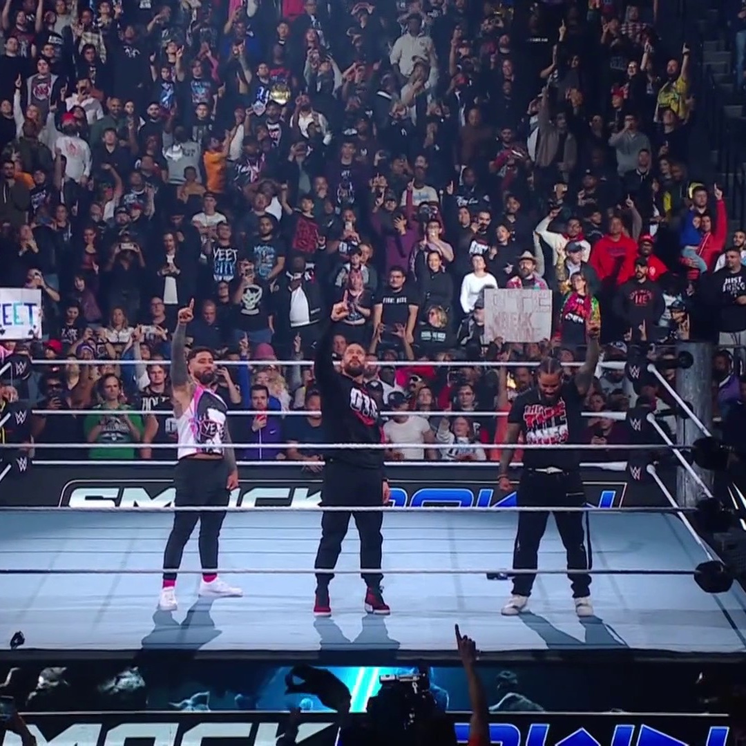 WrestlingWCC's tweet image. Roman Reigns and The Usos have reunited 🩸