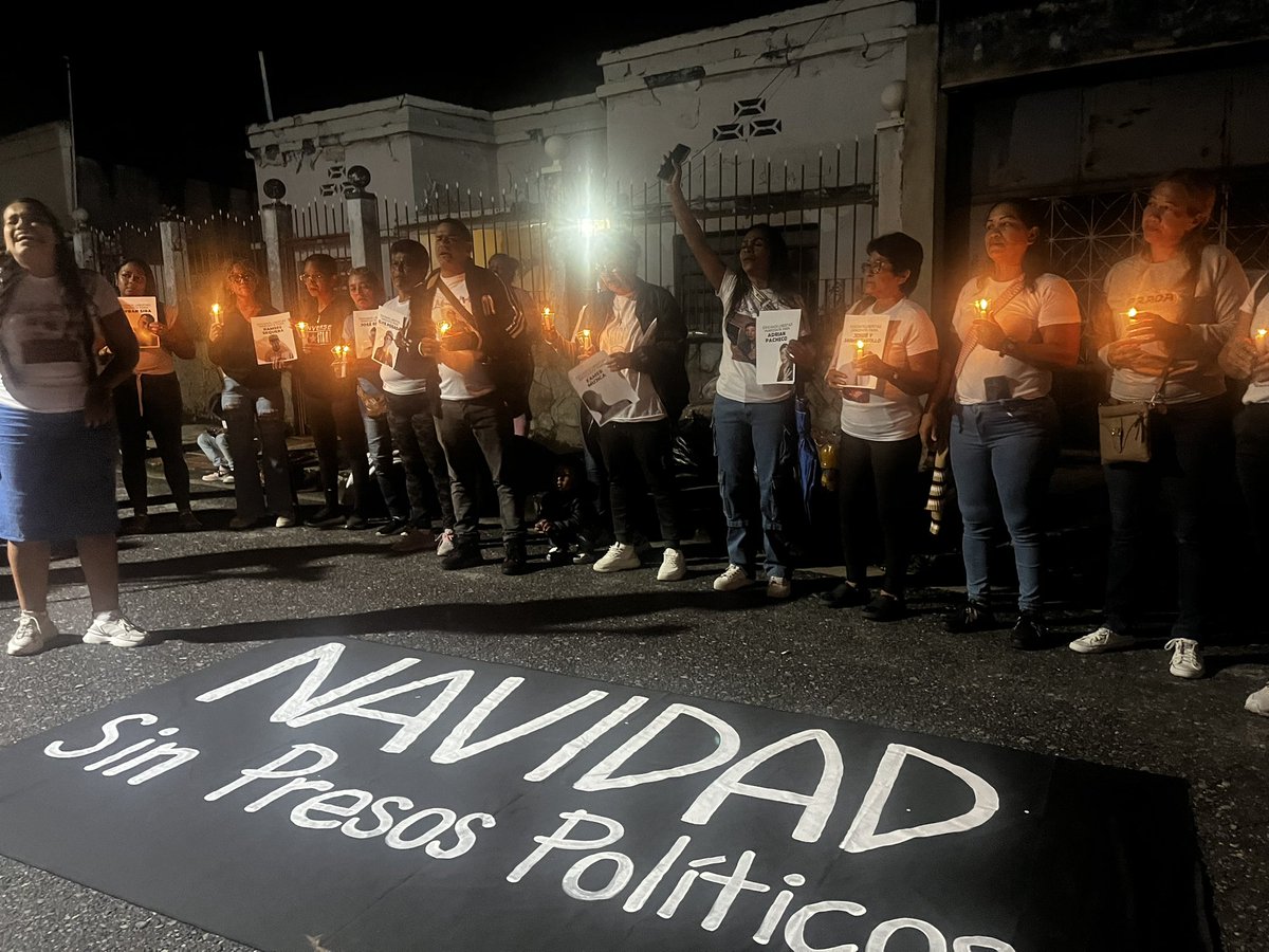 clippve's tweet image. #RESISTENCIA | Familiares realizan #VigiliaEnTocuyito por la libertad de todos los presos políticos en #Venezuela, pese al amedrentamiento de la PNB, la GNB y órganos policiales del estado Carabobo.

#NavidadSinPresosPolíticos
#LibertadParaTodos