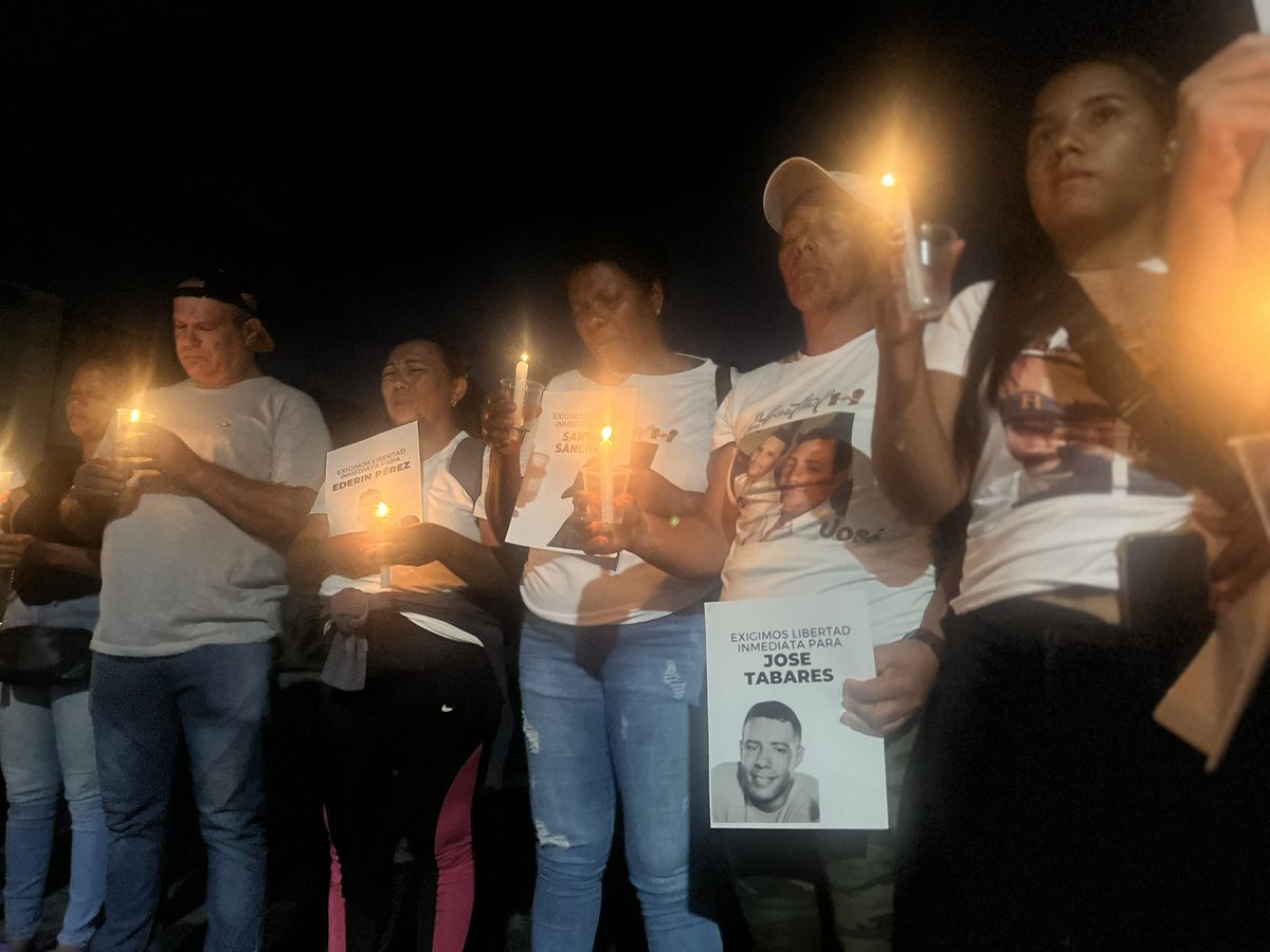 clippve's tweet image. #RESISTENCIA | Familiares realizan #VigiliaEnTocuyito por la libertad de todos los presos políticos en #Venezuela, pese al amedrentamiento de la PNB, la GNB y órganos policiales del estado Carabobo.

#NavidadSinPresosPolíticos
#LibertadParaTodos