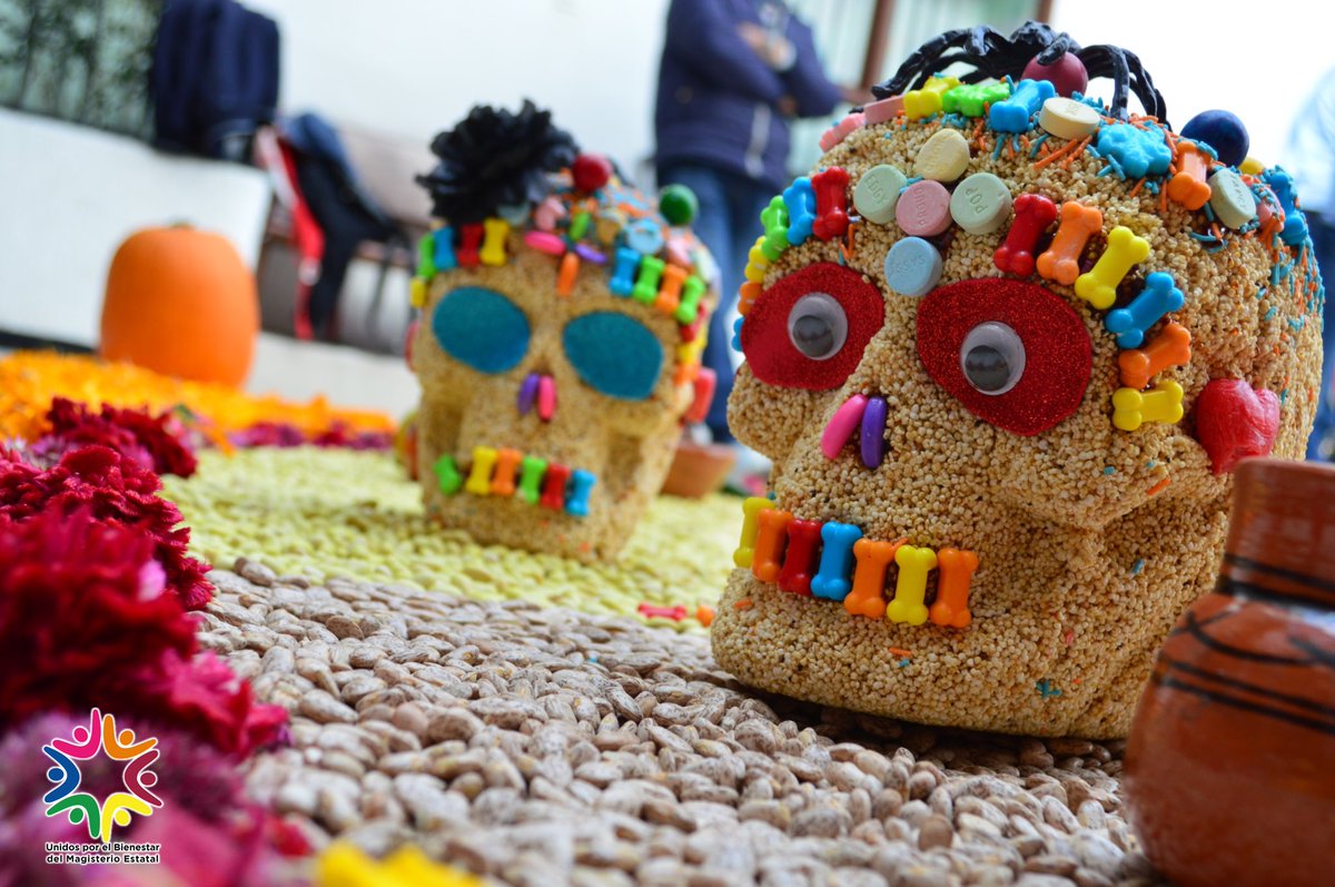 SMSEMmx's tweet photo. En las Oficinas Centrales del #SMSEM, los administradores de las 13 Casas Sindicales de la dirigencia gremial 2021-2024, colocaron el ancestral altar de muertos: un tapete de semillas que recupera el sincretismo cultural característico de nuestra historia.

Porque los educadores mexiquenses transmitimos a las jóvenes generaciones nuestros valores identitarios. 

¡Unidos por el bienestar del Magisterio Estatal!