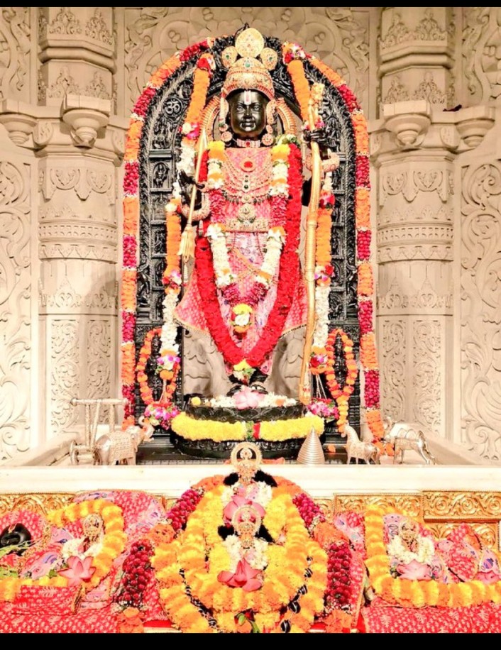 प्रातः स्मरणीय रघुकुल नंदन प्रभु श्रीरामचंद्र भगवान के दिव्य दर्शन का आनंद लीजिए।
जय श्री राम 💐😍🪔🙏