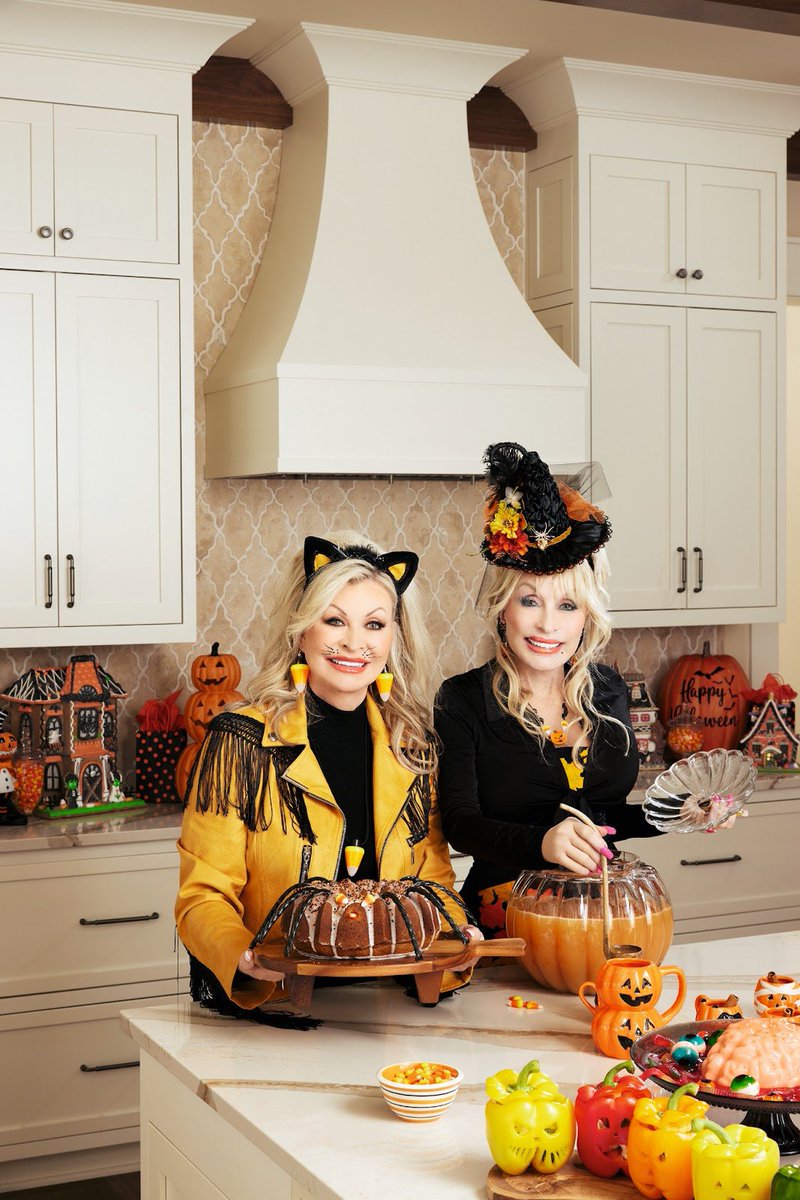do1lyparton's tweet photo. Happy Halloween 💙💕 https://t.co/u9jjsWfbe3