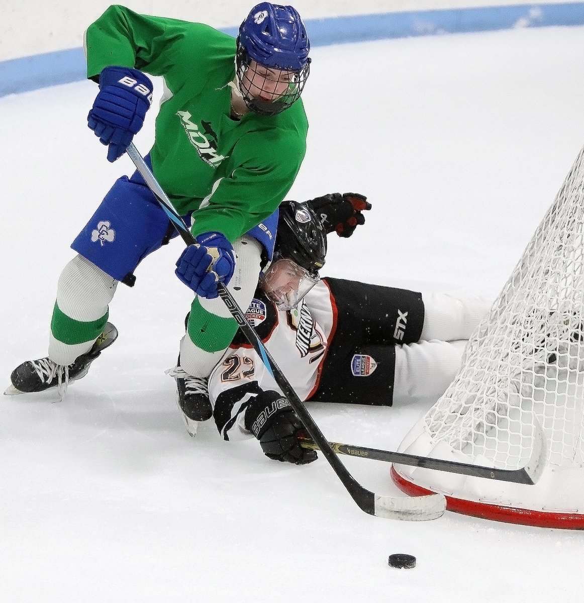 ELPuckOfficial's tweet image. Goals by Brent Solomon @CPboyshockey and Maxwell Bennett @CDH_Raiders have Minnesota Elite leading Michigan Development 2-1 after 1P at IIT. Assists to Boden Sampair @HMBoysHockey and Brooks Cullen @Spud_Hockey.
Boxscore: hselitehockey.com/stats#/165/gam…
Photos: zenfolio.page.link/4rfG6