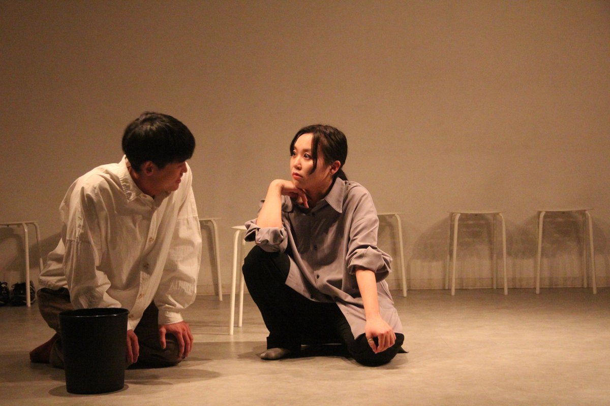 mintons_play's tweet photo. mintons『川底にはみどりの魚がいる』、本日2日目です。14時と18時の2回公演。お昼の回は満席ですが、当日券がほんの少し出ますので、よかったらぜひ。
そして舞台写真も順次公開していきます〜。撮影は山内ひかるさん! https://t.co/mYV4QjGt7B