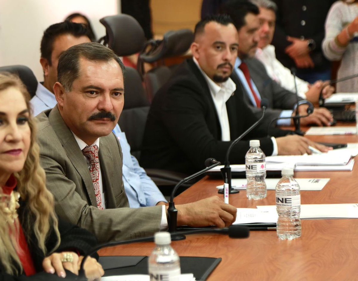 LaloSerranoZ's tweet photo. #LaserInformativo

#EleccionesDurango2025|| “Inició el proceso electoral y estamos preparados para una contienda electoral exitosa”: José Manuel Parra

Con miras a la renovación de los 39 ayuntamientos en el proceso electoral de 2025, el presidente del @CDE_PRI_Durango , @ErnestoAlanisH , resaltó la relevancia de esta elección, dado que los ayuntamientos son la autoridad más cercana al ciudadano, encargada de resolver las problemáticas del día a día. Por ello, aseguró que el PRI asume este reto con un firme compromiso con la legalidad, en un contexto donde temas esenciales como el agua, el alumbrado, la seguridad y los servicios públicos son prioridades para la ciudadanía.

“Estamos comprometidos con la legalidad, queremos un proceso electoral donde las leyes no sean letra muerta, donde las autoridades y los partidos trabajemos de forma que demos certidumbre a la ciudadanía. No estamos para sesgos ni para buscar darle la vuelta a las cosas”, enfatizó Alanís. 

Además añadió que la sociedad exige procesos que garanticen la tranquilidad, por esta razón, el PRI, bajo su liderazgo, se presenta como una opción seria y cercana a las necesidades cotidianas de las familias.

También resaltó la relevancia de la competitividad que el PRI ha ganado en elecciones recientes y cómo esto les permite hoy presentarse con propuestas sólidas y viables, “tenemos un liderazgo fuerte con el gobernador Esteban Villegas, que responde a las necesidades de Durango, y eso es una de nuestras principales banderas. Queremos continuar con este proyecto que beneficia a las familias duranguenses”, puntualizó.

Por su parte, José Manuel Parra, secretario de Acción Electoral del PRI, anunció que el proceso electoral 2024-2025 ha iniciado formalmente, tanto en el órgano local, que es el Instituto Electoral y de Participación Ciudadana (IEPC - Durango), así como en el Instituto Nacional Electoral (INE). 

“Dimos el banderazo de arranque y puedo decirles que, por manifestación de nuestro presidente, el PRI está listo para el próximo 1 de junio de 2025”, afirmó Parra, subrayando la preparación del partido para enfrentar esta jornada en un ambiente de respeto y compromiso con el electorado.

El PRI Durango asegura que cada acción del partido está orientada a mantener la cercanía con los ciudadanos y, sobre todo, a demostrar su compromiso con los principios de legalidad y servicio, valores que el partido promete mantener en este proceso electoral.