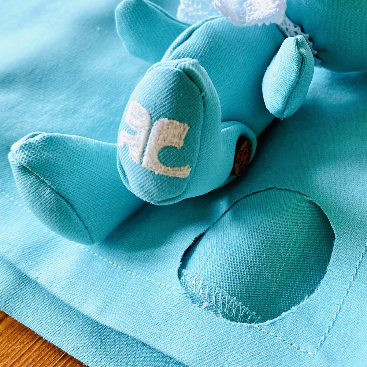 tantine_regulus's tweet photo. 足の裏にこのグレージュの刺繍を…ということで、サイズ感もピッタリハマりました♪
#uniformteddy
#制服
#制服リメイク https://t.co/oV9ia248le