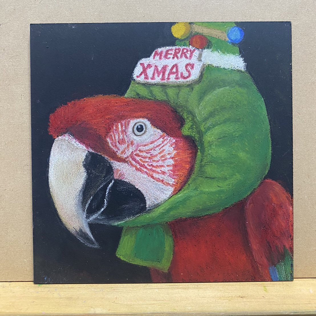 conure2020's tweet photo. オカンの趣味のチョークアートが良すぎる😂✨
#ヨウム　#ベニコンゴウ https://t.co/3mtpF3t3Wy