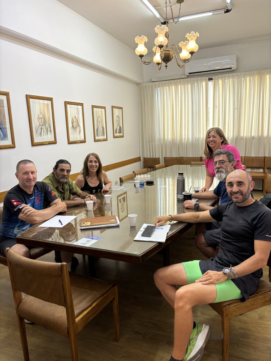 lic_sf's tweet photo. Seis entrenadores de trail y running se reunieron para coordinar espacios seguros, promover convivencia entre usuarios de senderos y fomentar responsabilidad social en deportes de naturaleza. Su compromiso: formar y proteger a la comunidad. Invitamos al Estado a sumarse https://t.co/bqr5EPECUM