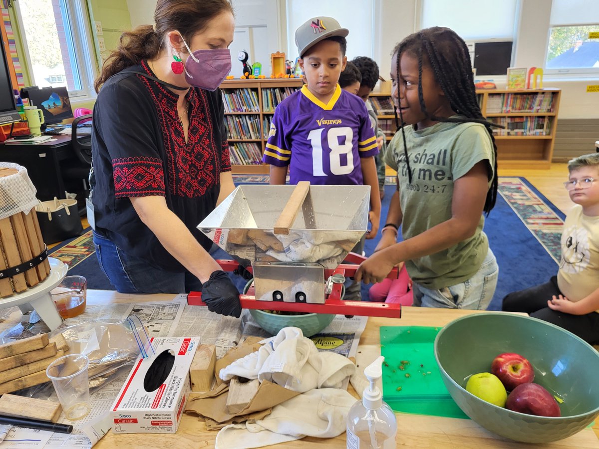 Spreading the apple love at Howe Elementary today with over 100 students learning about apples and making their own apple cider. #Schenectadyrising #FarmtoSchool