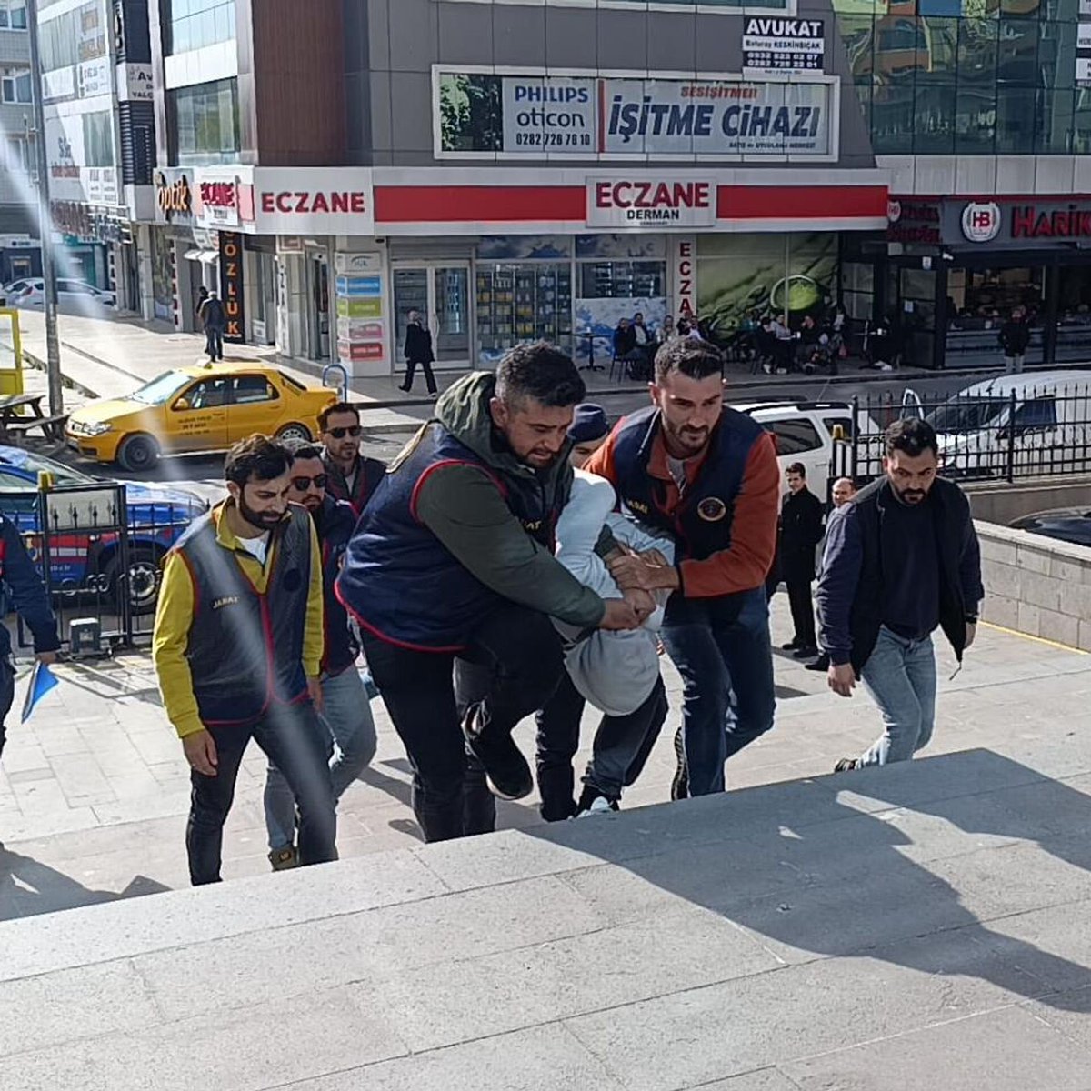 se1da2's tweet photo. Tekirdağ'da 9 aylık bebeğe ya 9 aylık bunu nasıl yaparsınız ? 
Nasıl ve ne zaman bu kadar insanlıktan çıktık biz.
Allah bin belanızı versin.
O.Ç siz yaşamayı da ölmeyi de haketmiyorsunuz.
Aldığınız nefes zehir olsun. https://t.co/R34KQIUX1J
