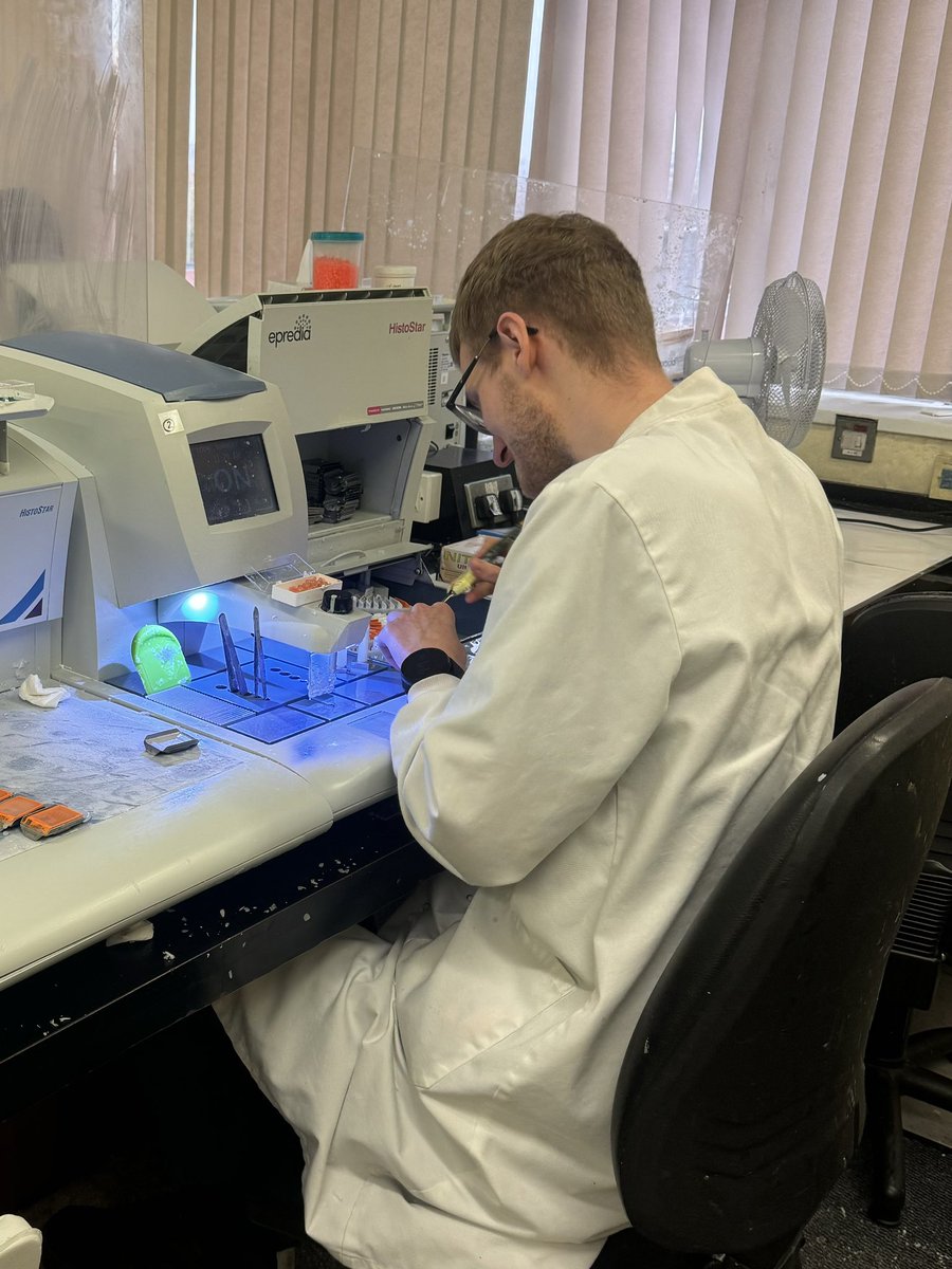 Today I  spent time with some of our amazing #healthcarescientists in cellular pathology - fascinating to see all the processes, expertise &amp; huge volume of vital diagnostic tests they do each day-  thank you for all you do! #teamCSI