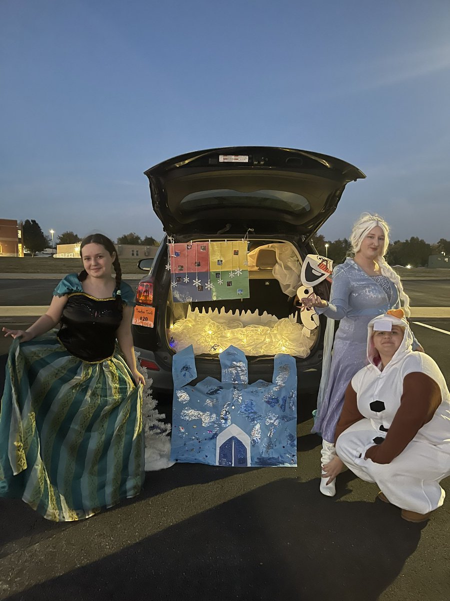 HachiNelson's tweet photo. The Fam’s Halloween costumes this year! 🎃 https://t.co/gzK3ccAZrM