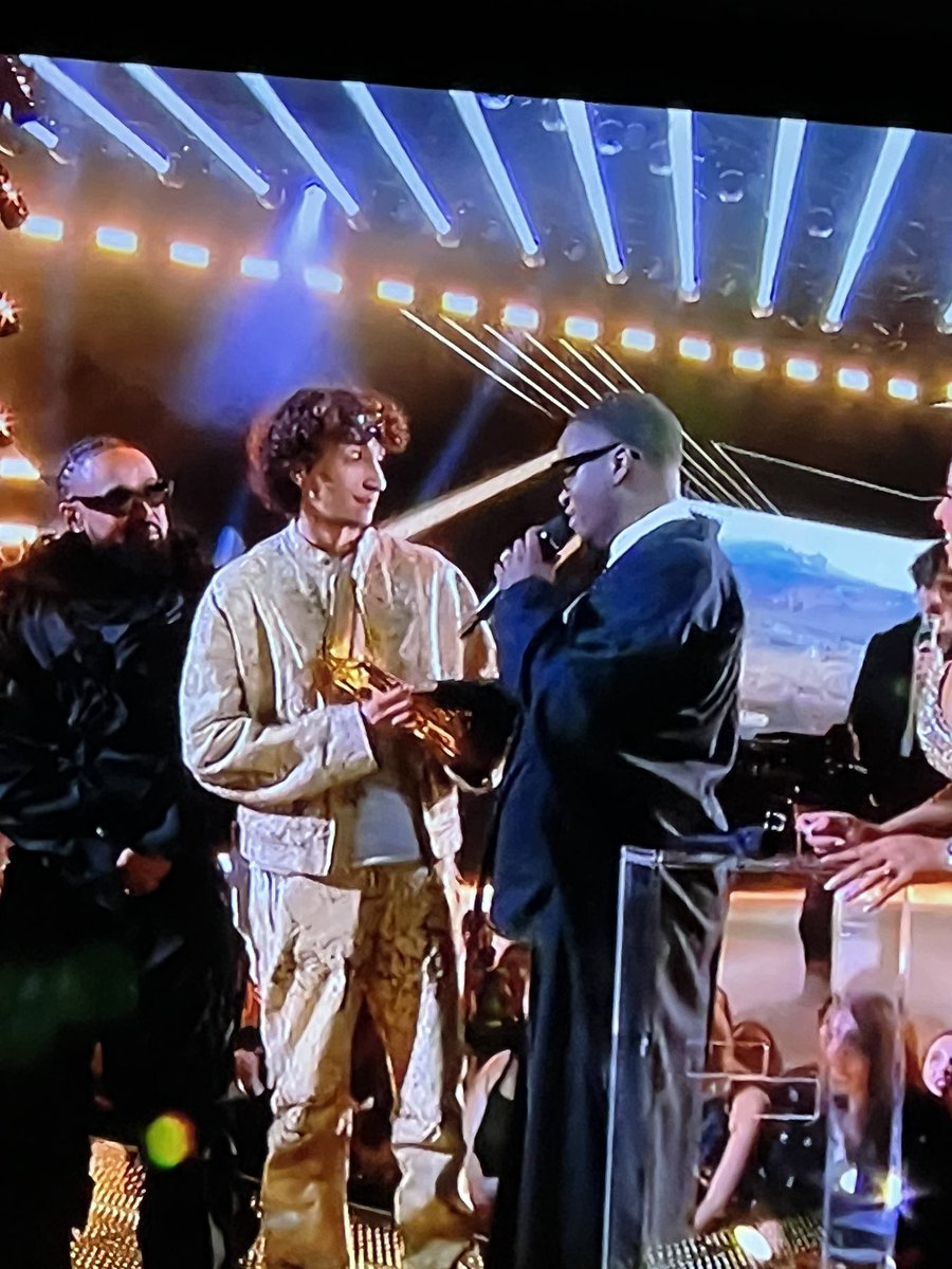 Jungeli qui rend ce qui appartient à Lossa 👌Petit Génie 
#NRJmusicawards