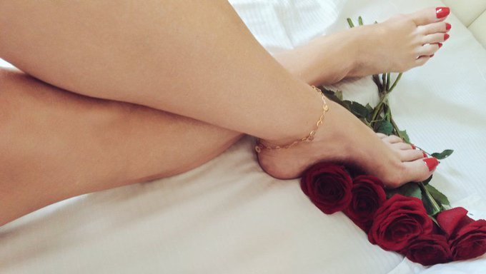 Lay those roses at My feet...  It's Foot Fetish Friday! https://t.co/3qsrlPqgzM<a href="/tag/footfetishfriday"class="tags"><span>#footfetishfriday</span></a>