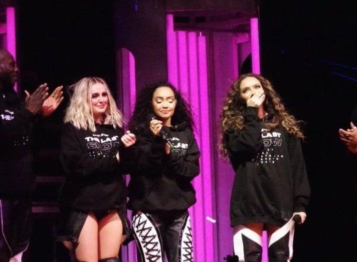 LEIGHSREVlVAL's tweet photo. the fact that when the curtains closed and the lights went down low… they still stuck around😭😭 https://t.co/1UHP3sOx46