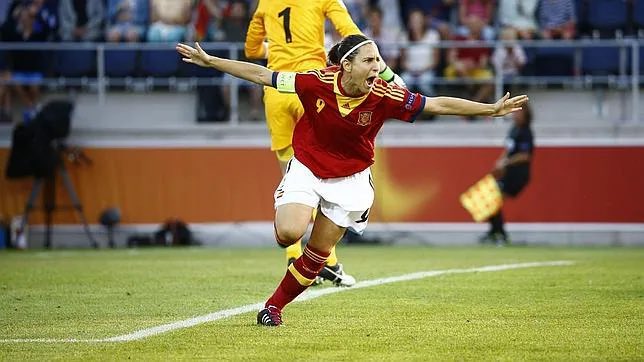 Alzó la voz en su día y pagó la moneda de ser apartada de la selección. Desde ese día siempre ha estado a disposición de todas las generaciones por alcanzar la meta que a ella tan caro le costó.

Veronica Boquete Giadáns. Leyenda del fútbol femenino español dentro y fuera de los