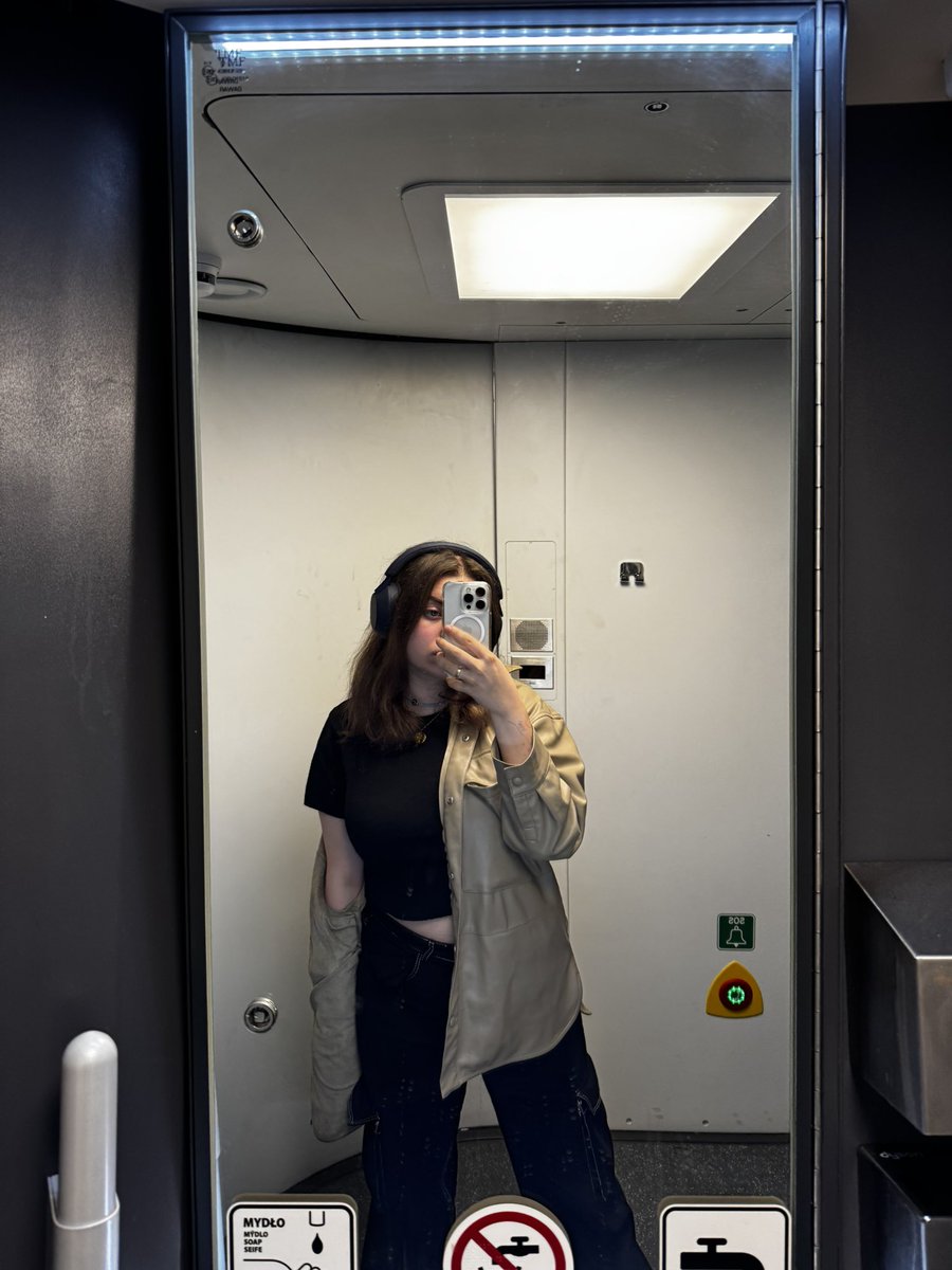 Pierwszy raz od kilku lat jechałam pociągiem i aż selfie w łazience sobie walnęłam pozdrawiam
