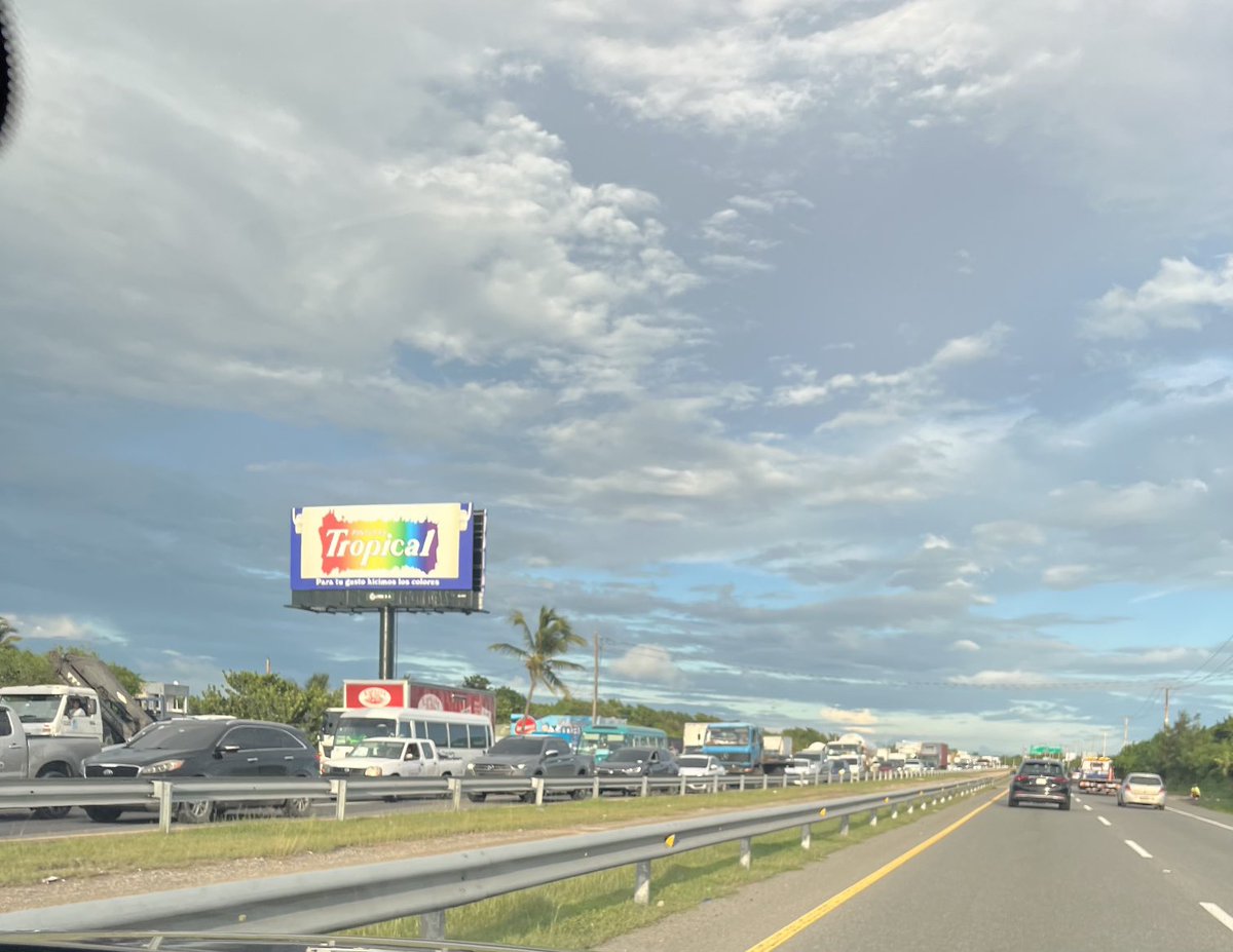 Aunque Ud no lo crea, medio km después (vea mi X anterior) en la Autovia del Este (16 kms antes de Guayacanes) una volqueta accidentada provoca un gran tapón en la vía contraria! ⁦<a href="/INTRANT_RD/">Instituto Nacional de Tránsito y Transporte</a>⁩ ⁦<a href="/MiltonMorrison/">Milton Morrison</a>⁩