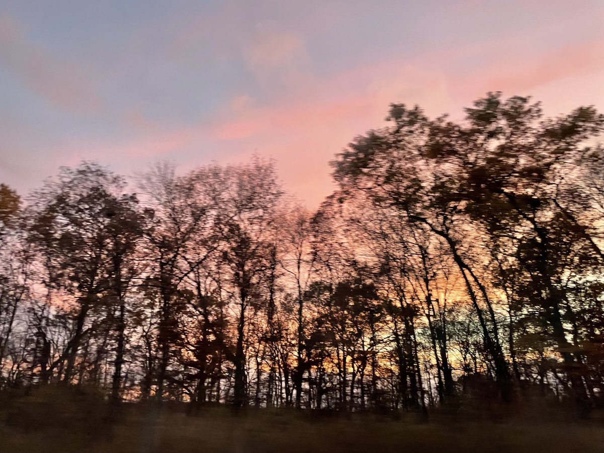 runswstilettos's tweet photo. Halloween sunset from the Indiana Tollway. #indiana #nature #travel #halloween #sunset #daysend #bigskies #highway #tollroad #tollway ⁦@LindseySlaterTV⁩ https://t.co/pIQ467D0et