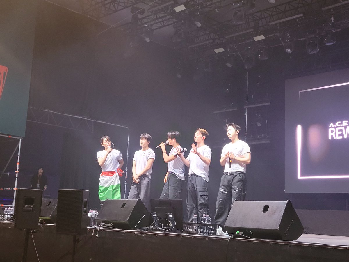 agahassie's tweet photo. Choices were REALLY loud tonight for #aceinbudapest 🥰👍 The members were shining. Beautiful men, beautiful voices, beautiful souls. Thanks #ACE ❤️❤️
Keep having fun for the rest of you tour~!
#REWIND_US #ACE #ACEinEurope https://t.co/k1F2UWZqVK