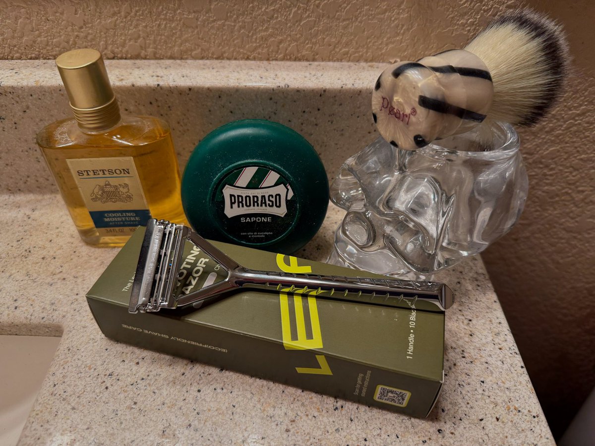 kenkirkup's tweet photo. Leaf Shave 3-Blade Razor revisited, Stetson Cooling Moisture Aftershave, Pearl Brush & Proraso..Video coming soon to YouTube.
#shave #shaving #leafshave #wetshave #wetshaving #kensurfs https://t.co/6Y6ZaqgiLo