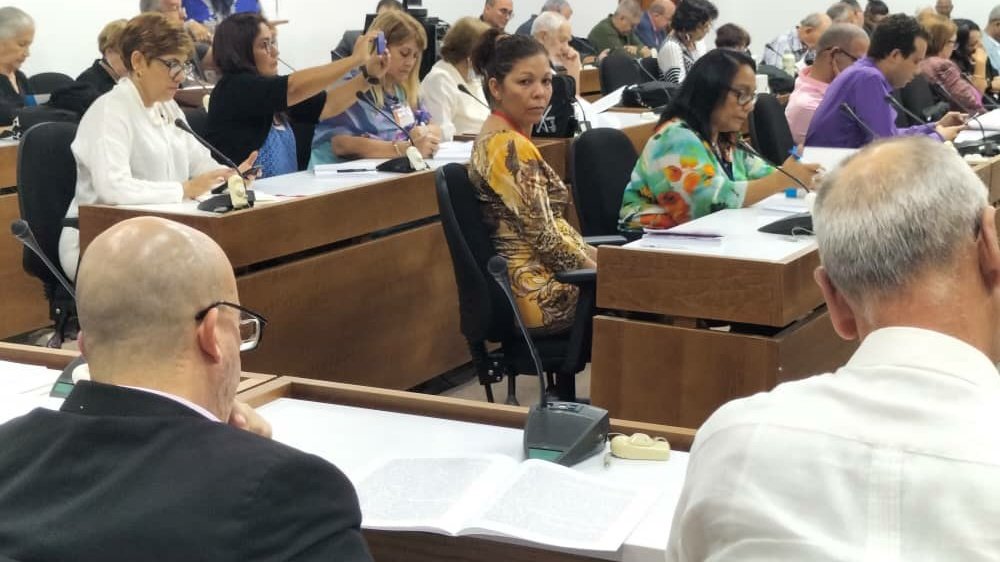 DrRobertoMOjeda's tweet image. En la Comisiones del X Congreso de @UNEAC_online se ha debatido sobre las preocupaciones, los retos y las maneras de fortalecer las producciones artísticas, incrementar su difusión y hacer frente a los desafíos de la colonización cultural, temas de vitales para la nación. #Cuba