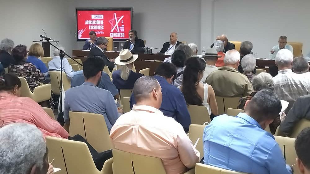 DrRobertoMOjeda's tweet image. En la Comisiones del X Congreso de @UNEAC_online se ha debatido sobre las preocupaciones, los retos y las maneras de fortalecer las producciones artísticas, incrementar su difusión y hacer frente a los desafíos de la colonización cultural, temas de vitales para la nación. #Cuba