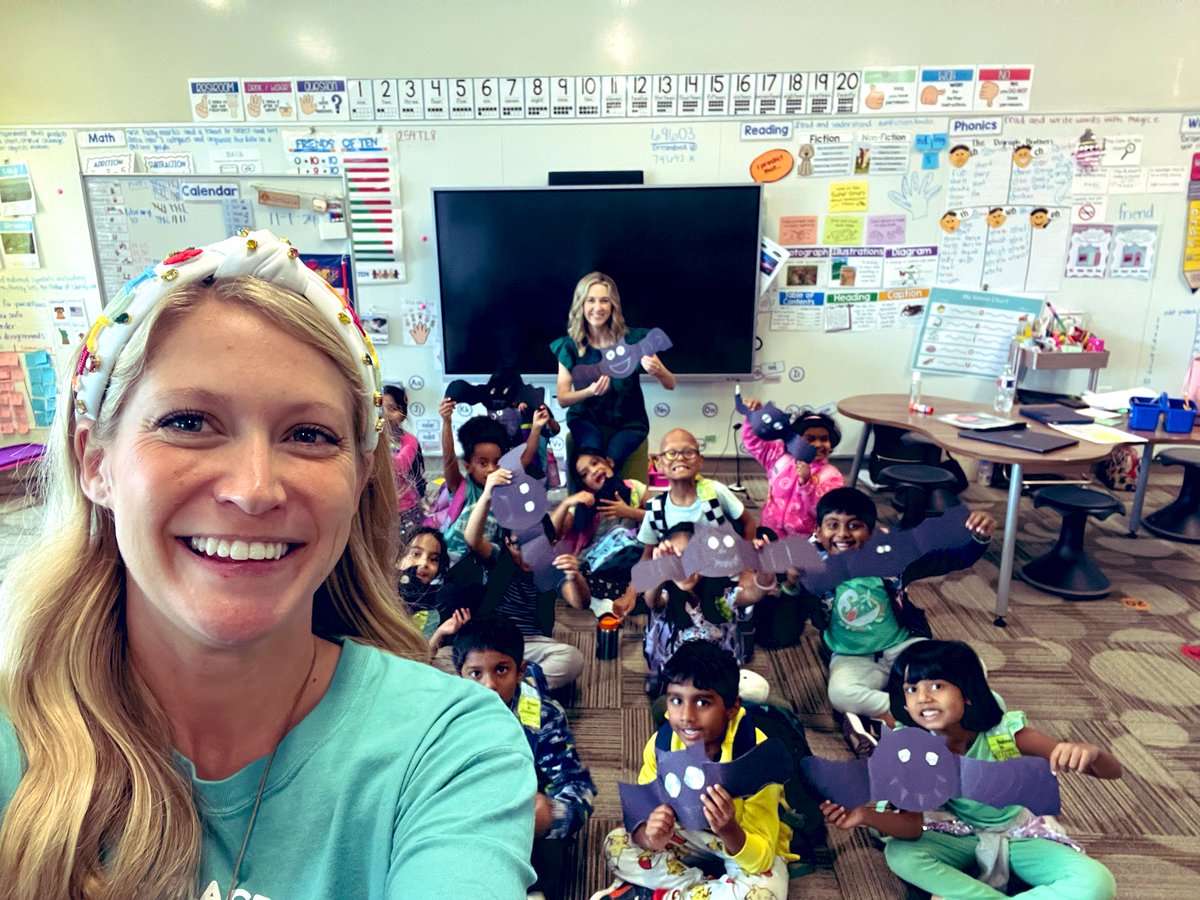 Fun Friday with a surprise visit from Ms. Butler! It was so special to teach with my sister again 💚💙 #NoPlaceLikeLee #RJLYear11