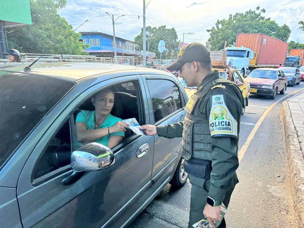 PoliciaCucuta's tweet photo. 🚨 En #Cúcuta, la Policía Fiscal y Aduanera impulsa la Línea Anticontrabando 159 y el correo polfa.anticontrabando@policia.gov.co para recibir denuncias sobre actividades ilegales.

¡Denuncia y ayudemos a proteger nuestra economía! #ContraElContrabando 👉🏼📲 https://t.co/QTcOsowRpF