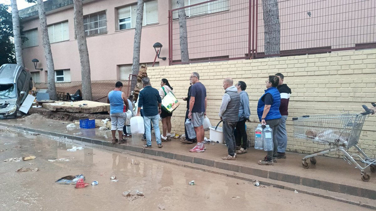 ESpedroblasco's tweet photo. @hazteoir @pedropcelis Y se pida su dimisión. Nos han abandonado antes y después #Benetusser, #Alfafar, #Sedavi , #Catarroja, #Dana ,#Valencia, #Ejercito https://t.co/uQHtTygpYJ