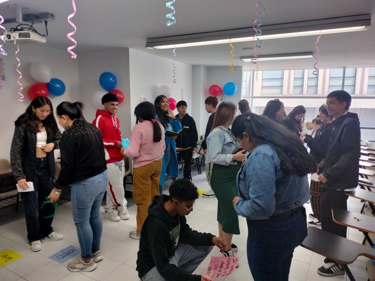DECUCentral's tweet photo. Colores y Culturas: Celebrando la Diversidad Anglófona 🇺🇸🇨🇦🇬🇧🇦🇺 en nuestro Programa de Inglés de la @ucentralbogota.

Nuestros estudiantes disfrutaron de este evento donde pudieron explorar la riqueza y diversidad de las culturas que comparten el idioma inglés.

#CursoInglés https://t.co/JLTUFRYEWa